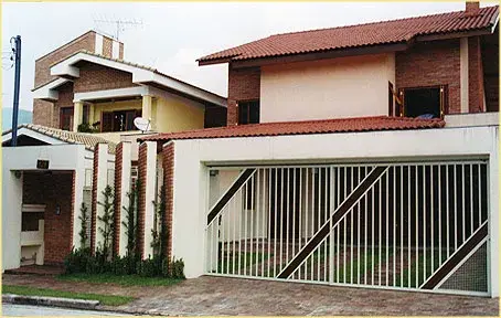 Portões com Deck de Madeira Imagem